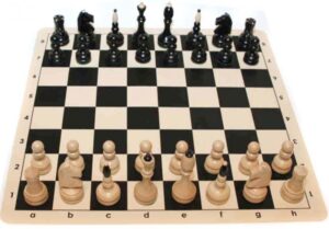 Drevene sachy Klasická klubovka komplet s nemačkavou šachovnicí a sáčkem